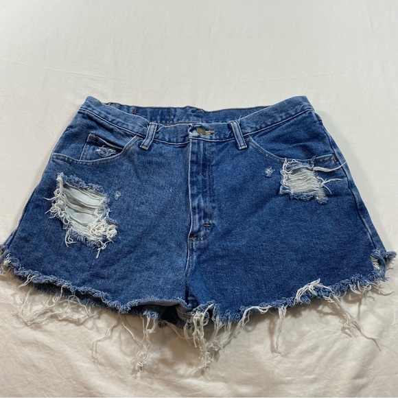 Wrangler Shorts Women’s 32 Distressed Denim Shorts pockets Casual shorts - Picture 1 of 6